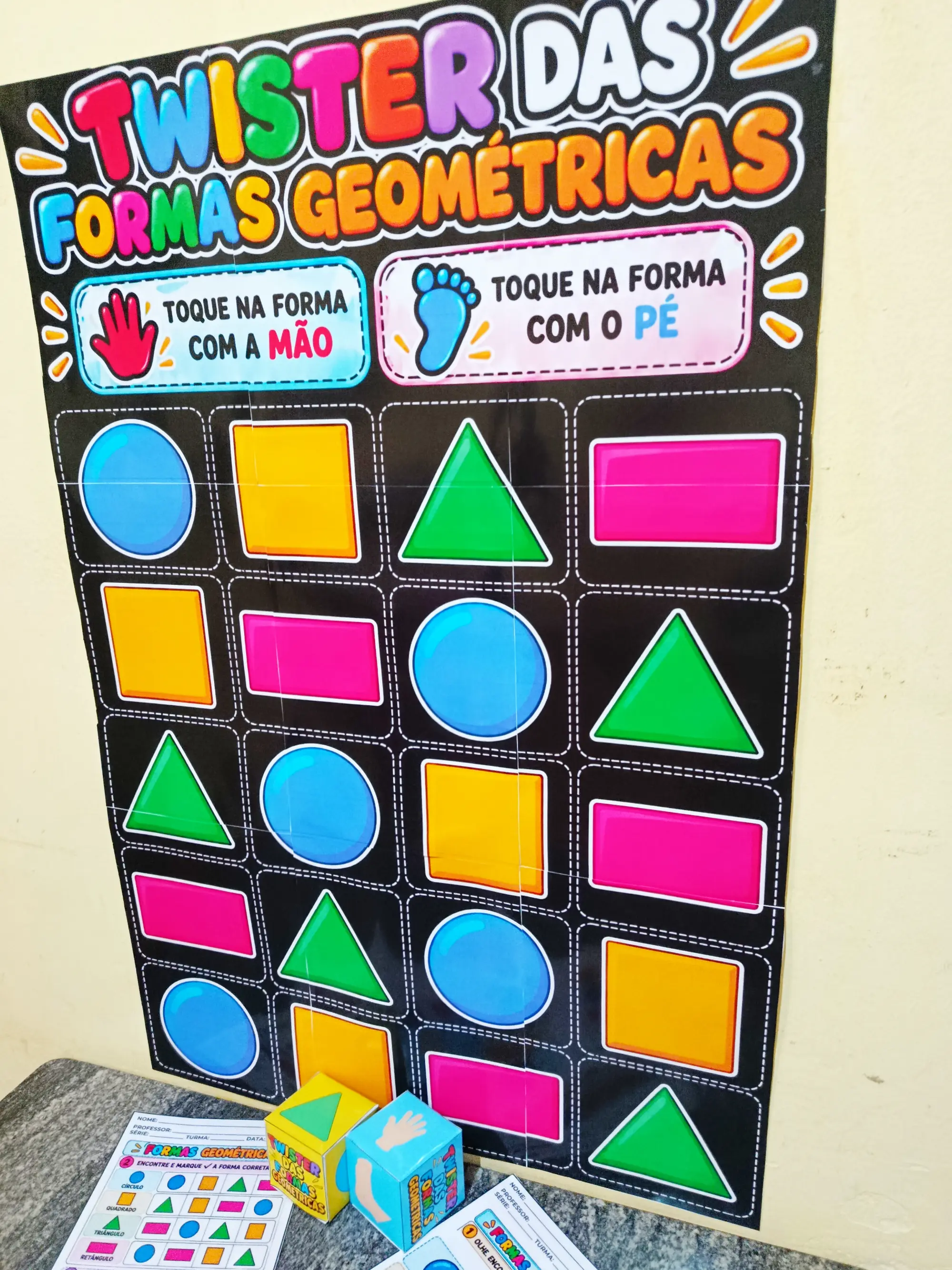 TWISTER DAS FORMAS GEOMÉTRICAS – JOGO PEDAGÓGICO PARA SALA AEE — amostra 3: O que acompanha o material