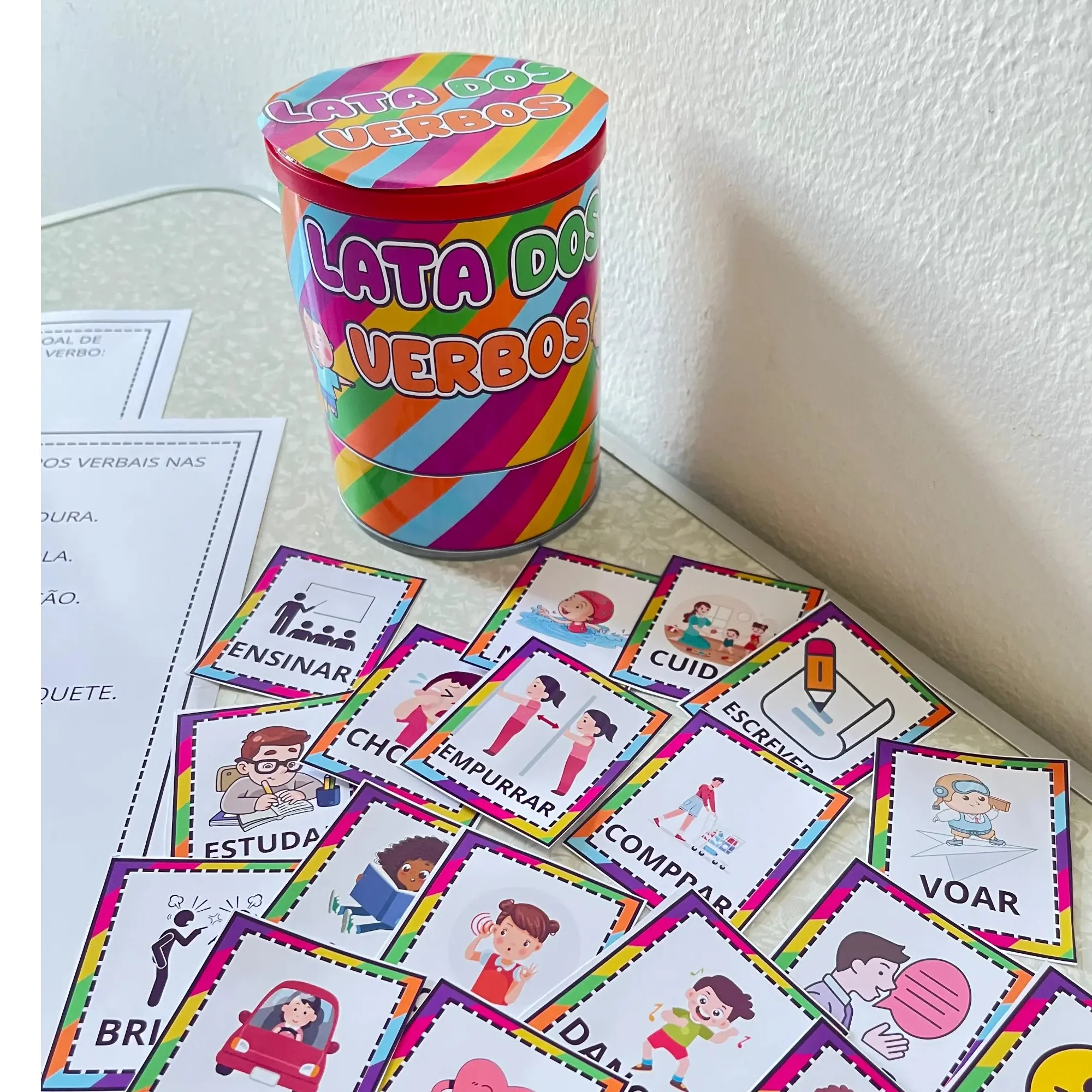 VERBOS – RECURSO PEDAGÓGICO INTERATIVO COM CARDS E ATIVIDADES — amostra 1: LATA DOS VERBOS – APRENDER NUNCA FOI TÃO…