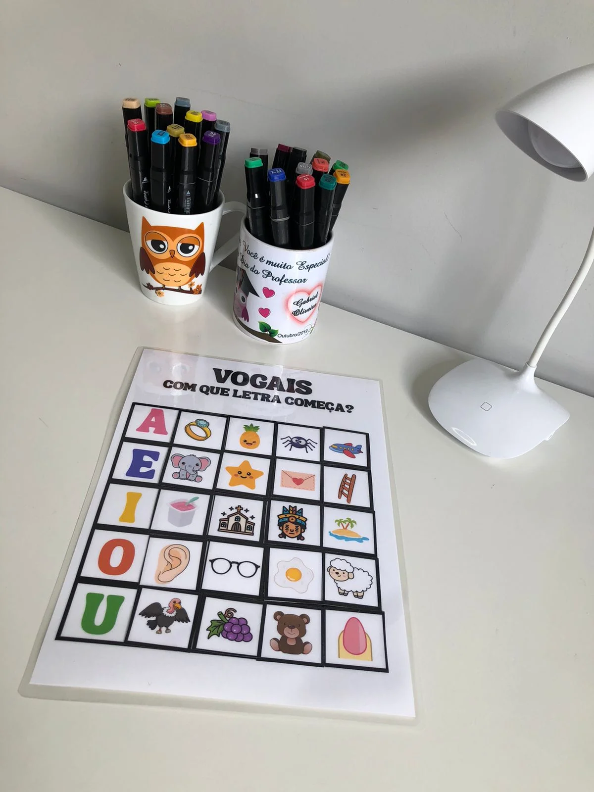 Vogais: Com Que Letra Começa? – Pré-Escola e 1º Ano | Alfabetização — amostra 1: Atividade com vogais para identificar a… Vogais: Com Que Letra Começa? – Pré-Escola e 1º Ano | Alfabetização — amostra 1: Atividade com vogais para identificar a…