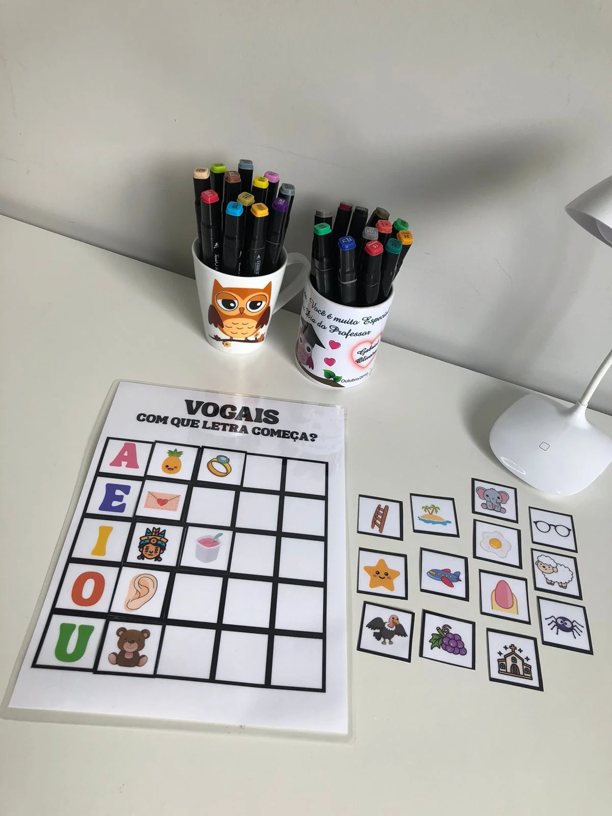 Vogais: Com Que Letra Começa? – Pré-Escola e 1º Ano | Alfabetização — amostra 2: Atividade com vogais para identificar a… Vogais: Com Que Letra Começa? – Pré-Escola e 1º Ano | Alfabetização — amostra 2: Atividade com vogais para identificar a…